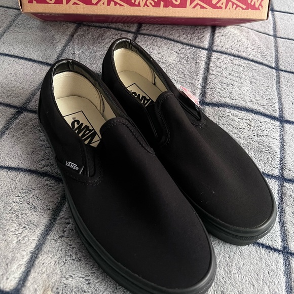 Brand new men’s size 6, ladies size 7.5 all black vans slip ons - Picture 2 of 5